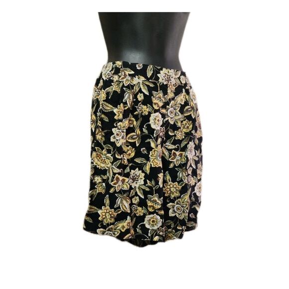 Fundamental Things Petite Shorts Black With Floral. 24/26 Inch Stretchy Waist - Picture 3 of 11